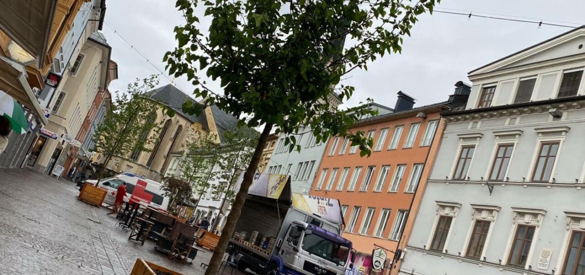 Echte schattenspendende Bäume auf Villachs Hauptplatz statt Wanderbaum-Allee